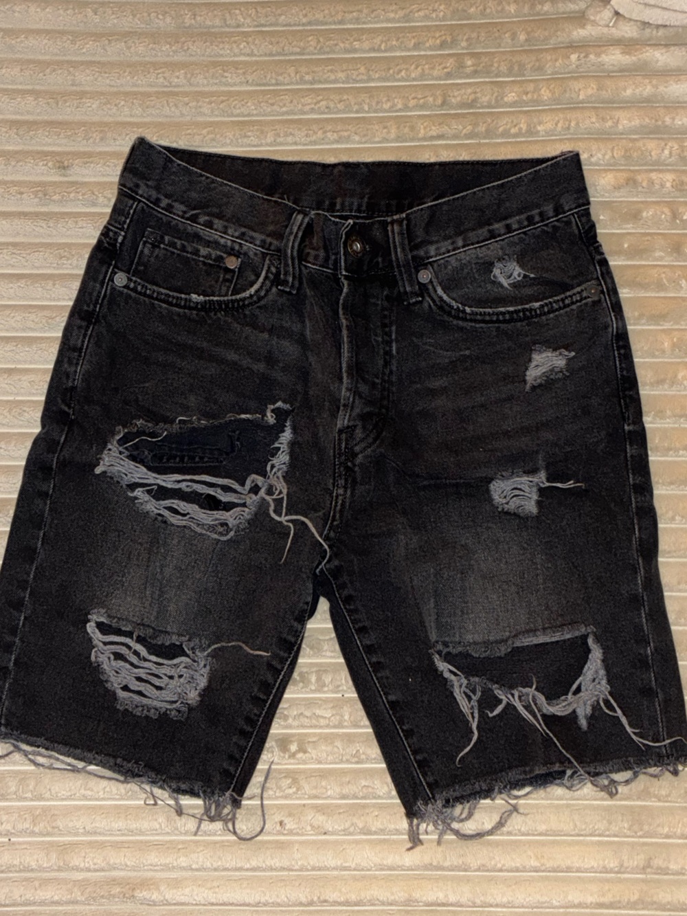Size 28 Men’s Black Distressed Slim Straight Jean shorts
